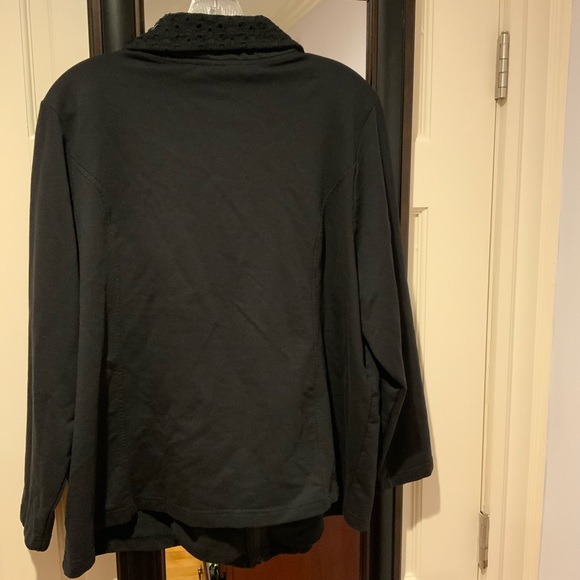 d & co active 2 piece set.  Eye-lit details on top and capri pockets. - Picture 10 of 12